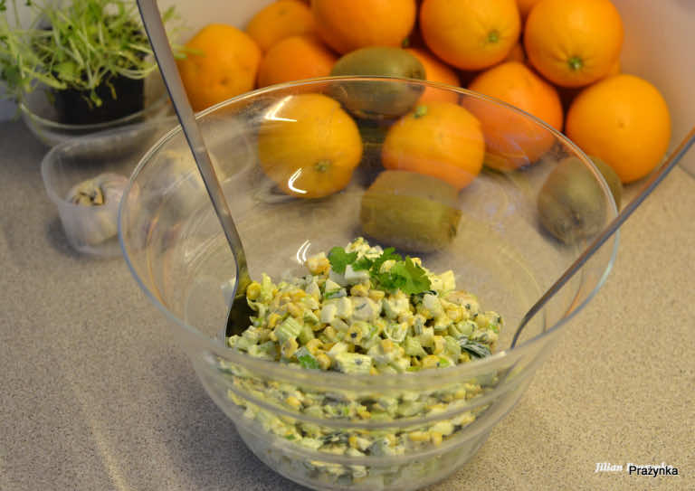 Sałatka z selera naciowego z kurczakiem i kolendrą