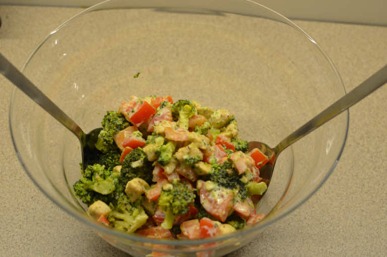 Sałatka z brokułami i sosem czosnkowym