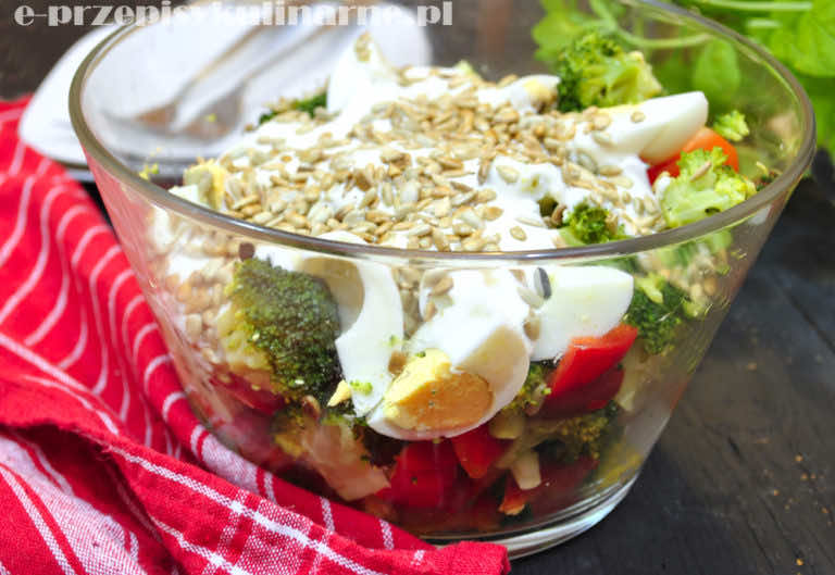 SAŁATKA Z BROKUŁEM I SOSEM CZOSNKOWYM