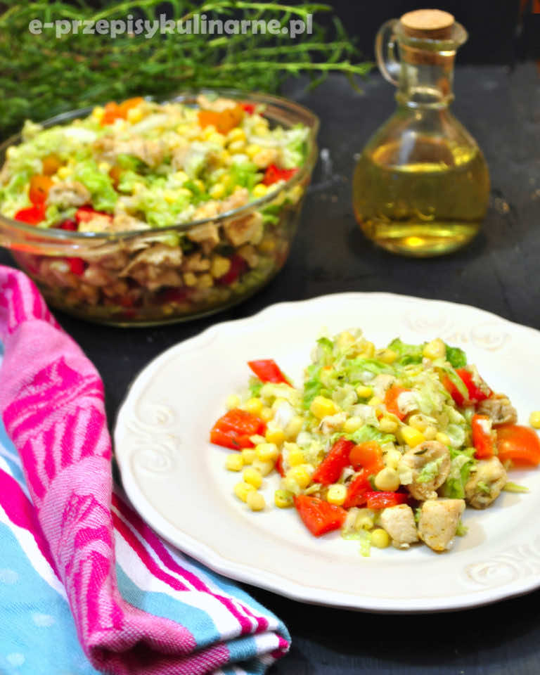 SAŁATKA Z KAPUSTĄ PEKIŃSKĄ I KURCZAKIEM