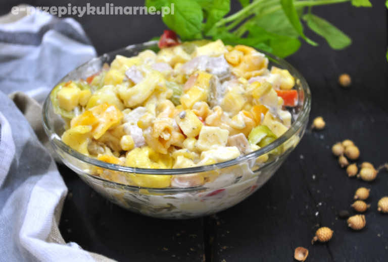 SAŁATKA Z TORTELLINI I ŻÓŁTYM SEREM