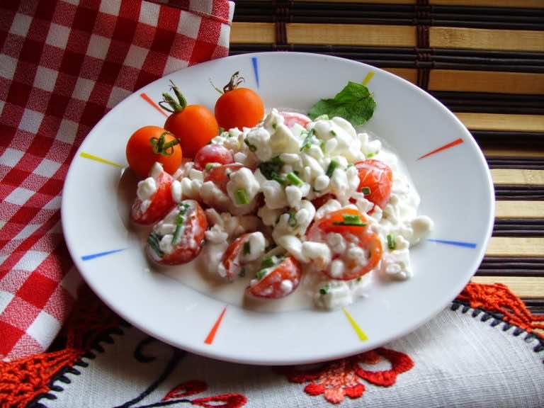 Serek wiejski z pomidorkami koktajlowymi i szczypiorkiem. Pyszne śniadanie lub kolacja.