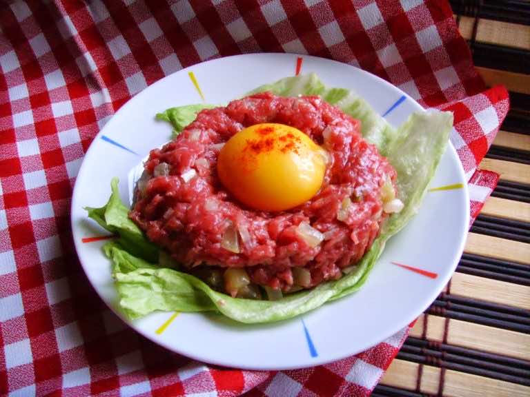 Tatar. Befsztyk tatarski wołowy z cebulką, ogórkiem i papryczką chili.