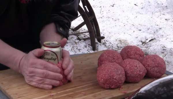 Owinął puszkę boczkiem i mięsem mielonym – zobacz co z tego wyszło!