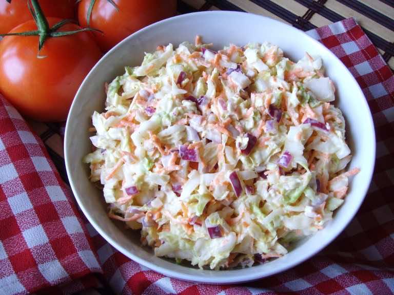 Colesław z kapusty pekińskiej. Popularna surówka obiadowa.