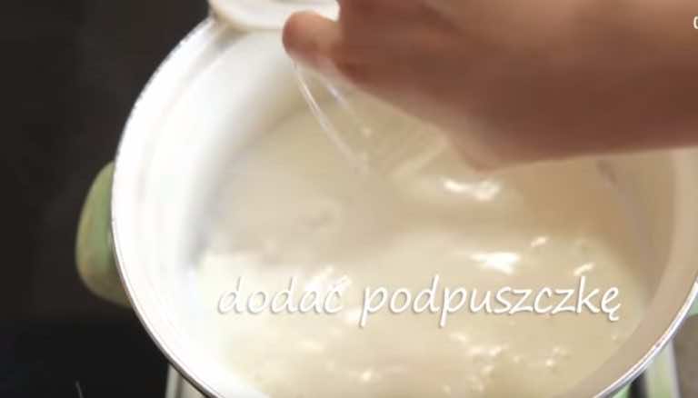 Wlała do garnka z mlekiem szklankę wody z podpuszczką i kwaskiem. To co się stało Cię zaskoczy!