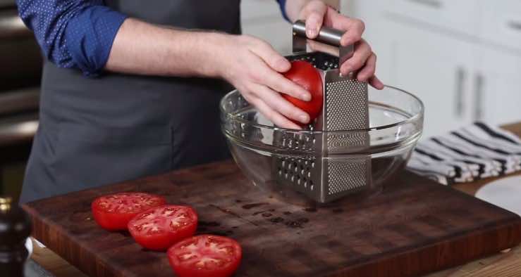 Starł dużego pomidora na tarce i zrobił z niego świetne danie