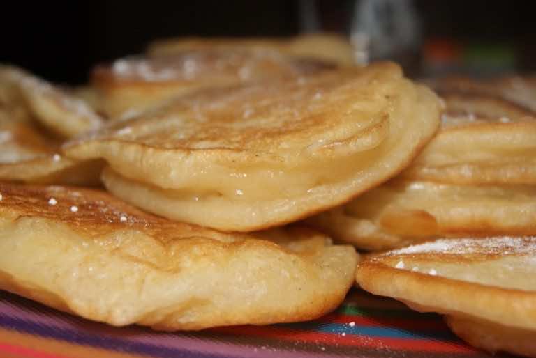 Szybki i smaczny obiad dla dzieci: delikatne placuszki z jabłkiem