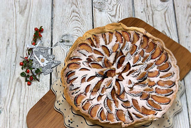 Prosta tarta marcepanowa ze śliwkami