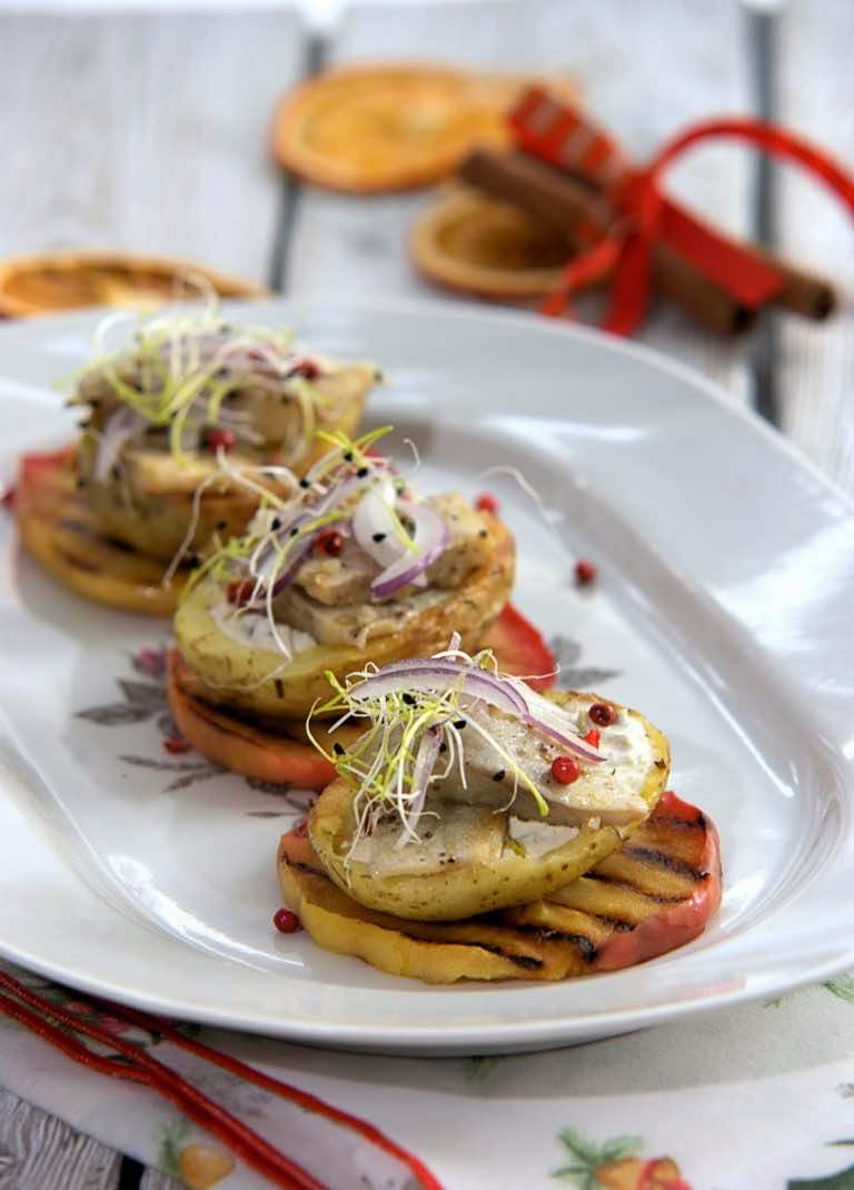 Sałatka śledziowa w pieczonych ziemniakach, na Święta
