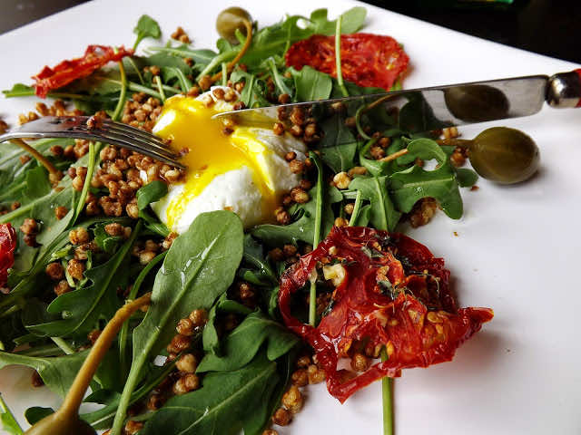 Sałatka z jajkiem i popcornem (z kaszy gryczanej)