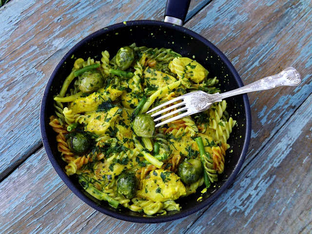 Makaron z żółtym kurczakiem w sosie kremowym brukselką