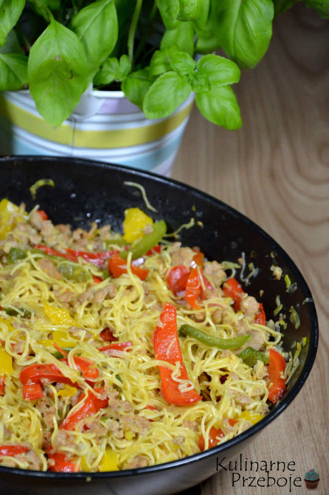 Makaronowa patelnia z mięsem mielonym