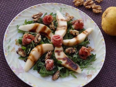 Sałatka z gruszką i szynką na rukoli