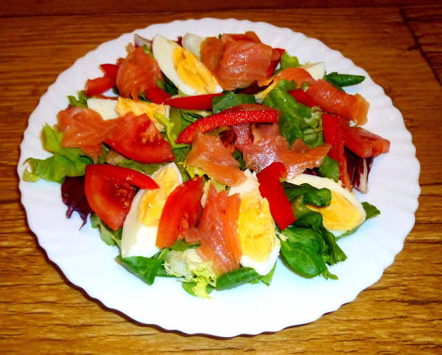 Sałatka z wędzonym łososiem i dipem jogurtowo paprykowym