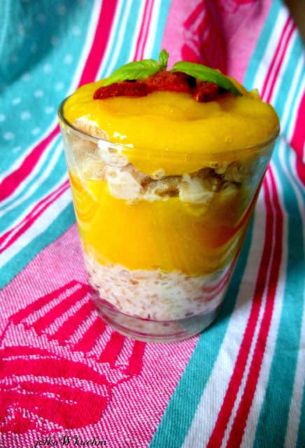 FIT owsianka orkiszowa z musem mango i jagodami goji