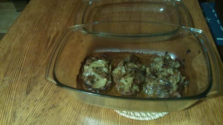 karkówka pieczona w plastrach z cebulą