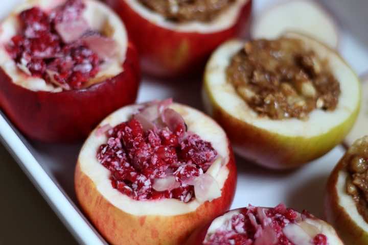 Pieczone jabłka na dwa sposoby – z bananem i malinami