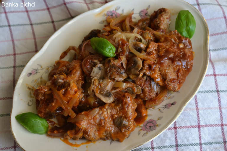 Karkówka zapiekana z pieczarkami