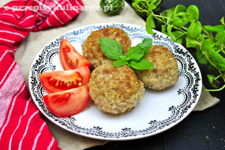 KOTLETY Z KASZY JĘCZMIENNEJ I MIĘSA MIELONEGO