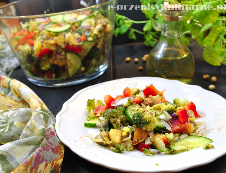 SAŁATKA Z BROKUŁEM I PIECZONYMI ZIEMNIAKAMI