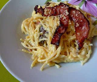 Spaghetti „carbonara” z serkiem topionym