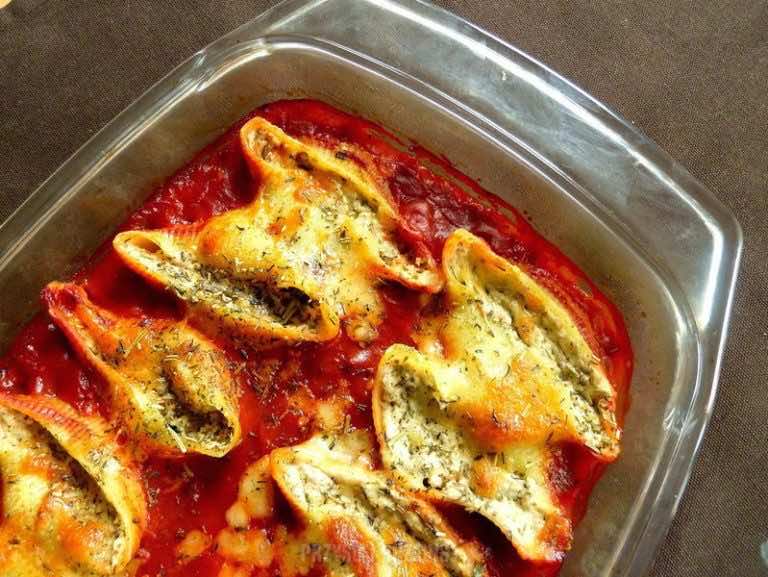 Muszle ze szpinakiem i trzema serami