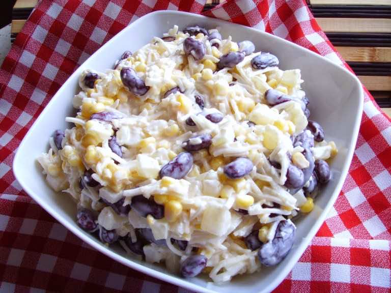 Błyskawiczna sałatka imprezowa dla niespodziewanych gości.