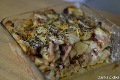 Ziemniaczana zapiekanka z kiełbasą i boczkiem