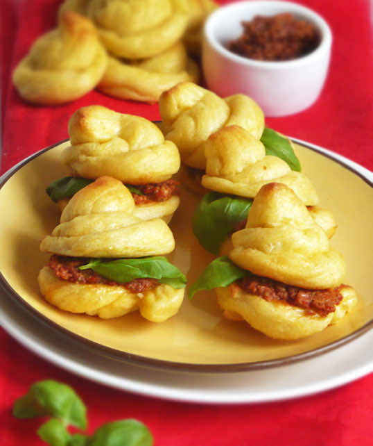 Serowe ptysie z suszonymi pomidorami na Sylwestrową imprezę