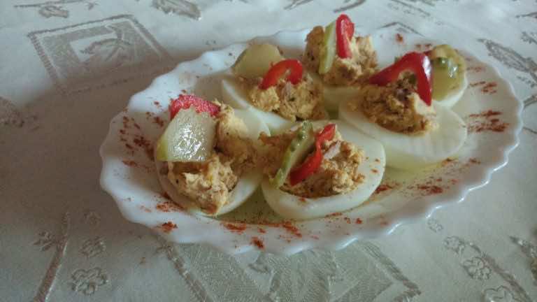Jajka faszerowane tuńczykiem i ogórkiem kiszonym