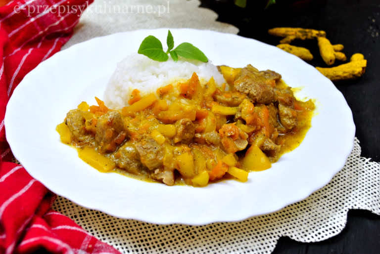 GULASZ WIEPRZOWY Z KURKUMĄ
