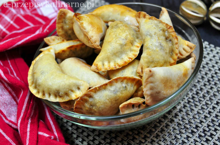 PIEROGI Z KAPUSTĄ I PIECZARKAMI PIECZONE W PIEKARNIKU