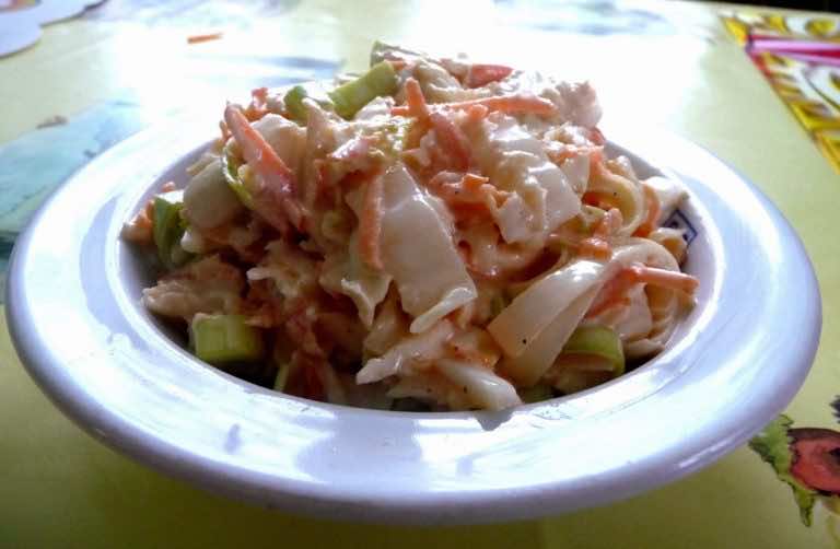 Sałatka z kapusty pekińkiej, marchewki i pora