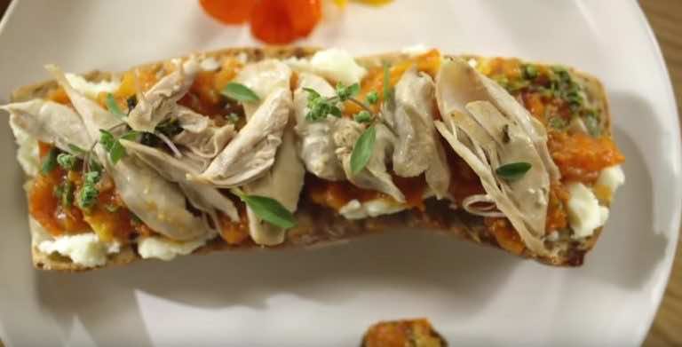 Grzanki z dżemem pomidorowym, bryndzą i kurczakiem