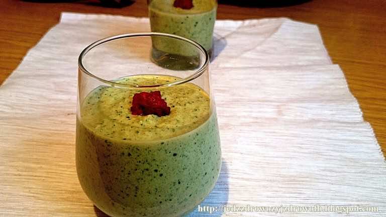 Owsiany koktajl z cukinii i masła orzechowego.