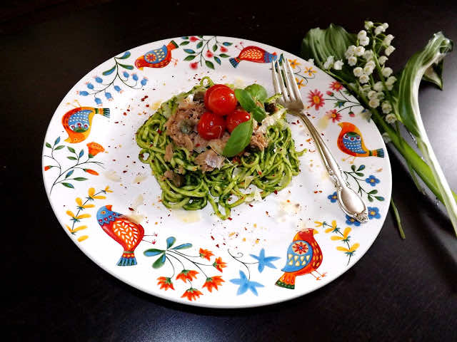 Makaron w pesto na oleju rzepakowym z tuńczykiem, kapary i pomidorkami