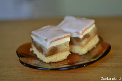 Biszkopt z bitą śmietaną i herbatnikami