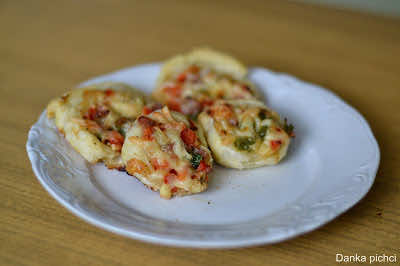 Ślimaczki, czyli ciasto francuskie z boczkiem i papryką