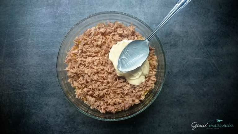 Warstwowa sałatka z tuńczykiem