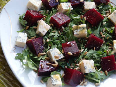 Sałatka z czerwonym buraczkiem i serem pleśniowym