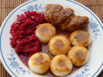 Roladki z karkówki z ogórkiem i papryką