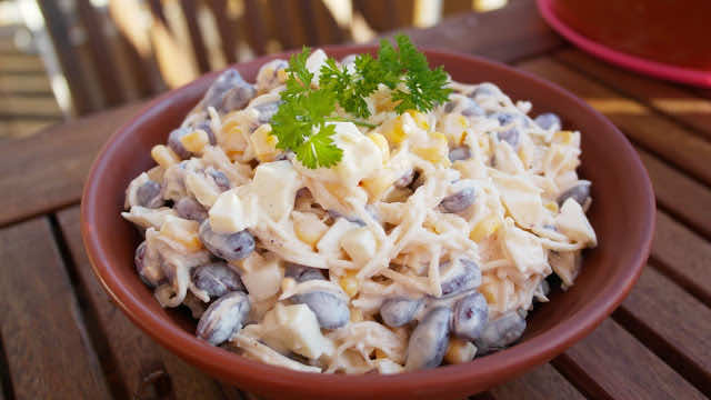 Szybka i pyszna sałatka z czerwoną fasolą