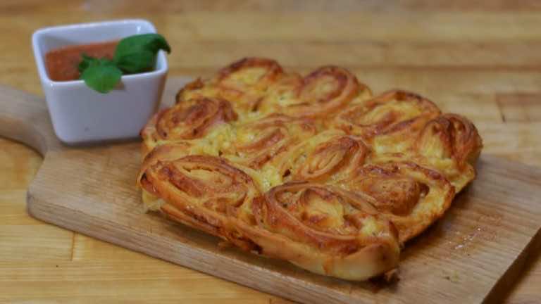 Domowy przepis na roladki z pizzy