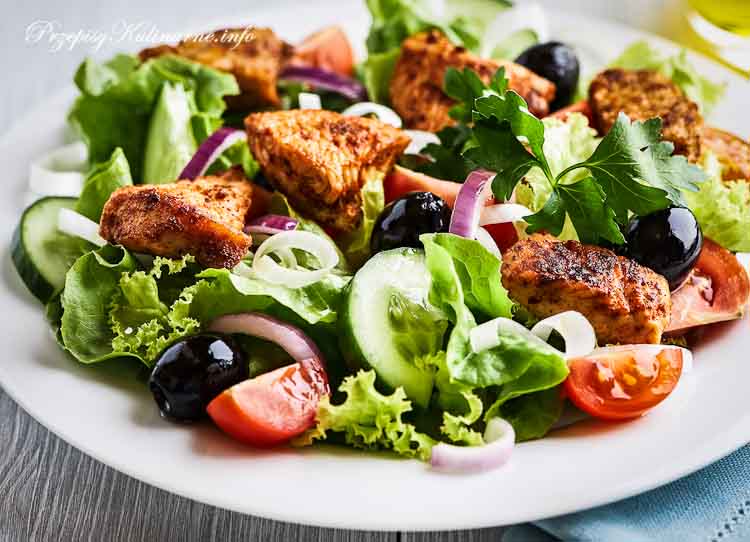 Sałatka z kurczakiem z oliwkami