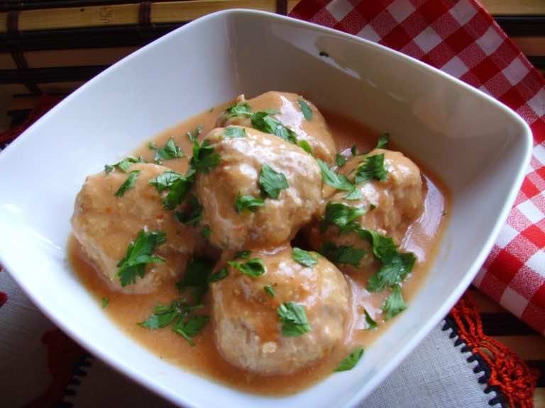 Delikatne pulpeciki z indyka w pomidorowym sosie.