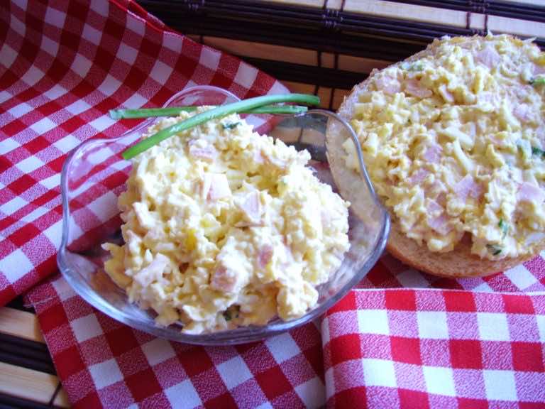 Pasta jajeczna z szynką i szczypiorkiem. Smaczne smarowidło na kanapki.