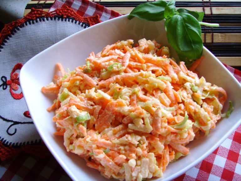 Surówka z pora, marchewki i jabłka. Szybka, smaczna surówka obiadowa.