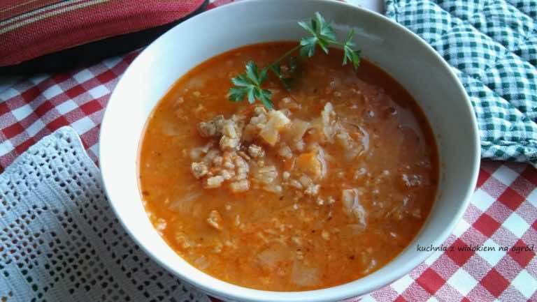 Zupa gołąbkowa. Pożywna, gęsta zupa o smaku gołąbków.