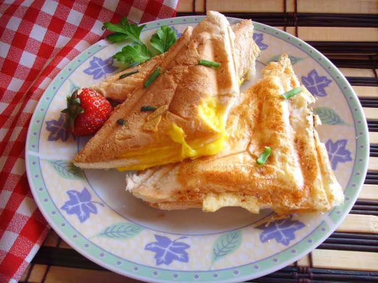 Tosty z jajkiem. Jajko zapiekane w tostach. Szybkie sniadanie.